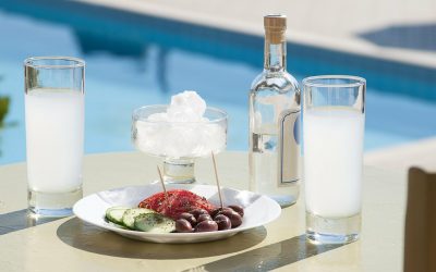 Der Ouzo als kleines Geschenk beim Griechen